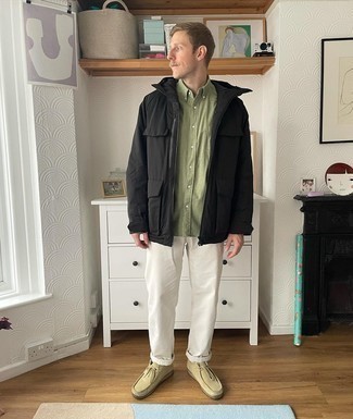 Black Field Jacket Outfits: A black field jacket and white chinos will introduce extra style into your current off-duty fashion mix. When it comes to shoes, complete this outfit with beige suede desert boots.