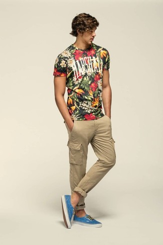 Khaki Cargo Pants Outfits: In situations comfort is key, pair a black floral crew-neck t-shirt with khaki cargo pants. Got bored with this ensemble? Introduce blue low top sneakers to mix things up a bit.