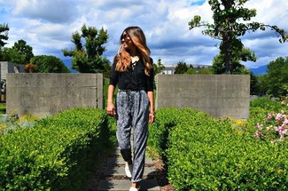 Grey Pajama Pants Outfits For Women (3 ideas & outfits)