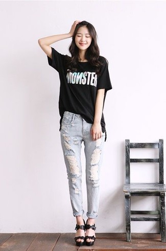 Black and White Print Crew-neck T-shirt with Black Leather Heeled Sandals Outfits: 