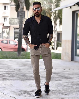 Beige Skinny Jeans with Black Leather Low Top Sneakers Outfits For Men: 