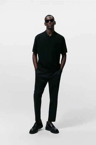 Black Sunglasses Hot Weather Outfits For Men: If you're all about relaxed dressing when it comes to your personal style, you'll appreciate this off-duty combination of a black polo and black sunglasses. Black chunky leather derby shoes will instantly smarten up even your most comfortable clothes.