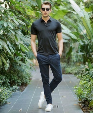 Black Sunglasses Hot Weather Outfits For Men: Team a black polo with black sunglasses if you want to look laid-back and cool without much work. You could perhaps get a little creative in the footwear department and polish off this ensemble by slipping into a pair of white canvas low top sneakers.