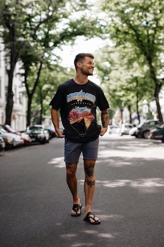 Flip Flops Outfits For Men In Their 20s: This combination of a black print crew-neck t-shirt and navy shorts is on the casual side but is also seriously stylish and extra stylish. For a more casual take, complement your outfit with a pair of flip flops. All in all, a good example of off-duty style for young men.