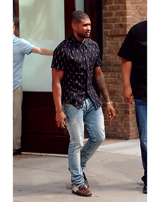 A black print short sleeve shirt and light blue ripped jeans are an easy way to inject effortless cool into your current fashion mix. Dark brown leather tassel loafers are a fail-safe way to bring a hint of sophistication to this ensemble.
