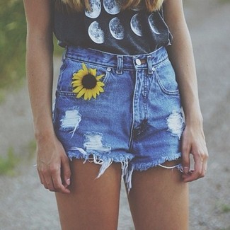 Navy Denim Shorts Outfits For Women: A black print sleeveless top and navy denim shorts? This is easily a wearable look that you could wear on a daily basis.
