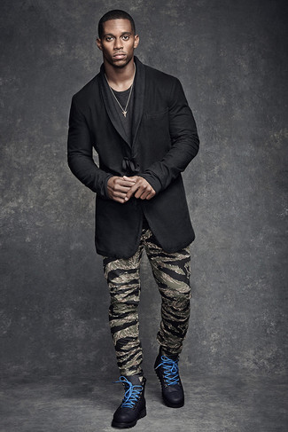 This combination of a black shawl cardigan and olive camouflage sweatpants makes for the perfect base for a variety of ensembles. Black leather casual boots are a surefire way to give an extra dose of style to your outfit.