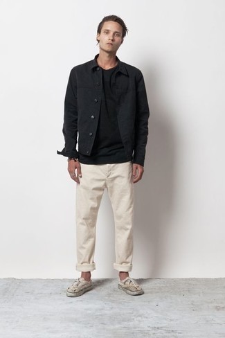 Beige Canvas Low Top Sneakers Outfits For Men: A black shirt jacket and beige chinos make for the perfect base for a variety of casually smart looks. Feeling transgressive? Shake things up by wearing beige canvas low top sneakers.