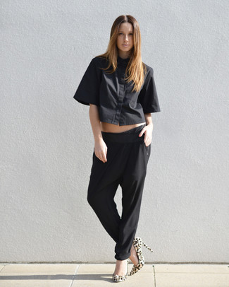 Black Short Sleeve Button Down Shirt Outfits For Women: The mix-and-match capabilities of a black short sleeve button down shirt and black pajama pants mean you'll always have them on heavy rotation. Feeling experimental today? Jazz things up by wearing beige leopard suede pumps.