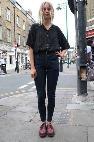 Black Short Sleeve Button Down Shirt Outfits For Women: Who said you can't make a fashionable statement with an off-duty look? Draw the attention in a black short sleeve button down shirt and navy skinny jeans. Look at how well this look goes with burgundy leather oxford shoes.