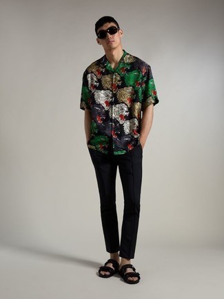 Black Canvas Sandals Outfits For Men: Try pairing a black print short sleeve shirt with black chinos to achieve a cool and relaxed ensemble. Complete your ensemble with black canvas sandals to infuse a touch of stylish nonchalance into this ensemble.
