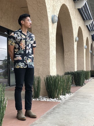 Black Floral Short Sleeve Shirt Outfits For Men: A black floral short sleeve shirt and black chinos are a wonderful pairing to have in your daily off-duty routine. Complement this ensemble with a pair of brown suede chelsea boots to effortlessly amp up the style factor of your ensemble.