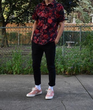 Pink Canvas Low Top Sneakers Outfits For Men: Effortlessly blurring the line between dapper and relaxed casual, this combo of a black floral short sleeve shirt and black chinos can easily become one of your go-tos. When it comes to shoes, complement this look with pink canvas low top sneakers.