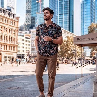 Charcoal Leather Derby Shoes Outfits: A black print short sleeve shirt and brown chinos are an essential combination for many fashion-forward gentlemen. Feeling inventive? Mix things up a bit by finishing off with a pair of charcoal leather derby shoes.