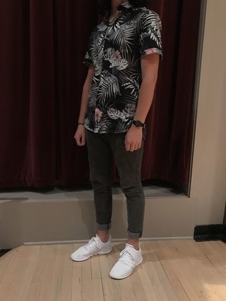 Black Print Short Sleeve Shirt Outfits For Men: A black print short sleeve shirt and charcoal jeans are among the fundamental elements in any man's great casual sartorial arsenal. Get a little creative with footwear and tone down this outfit by rocking white athletic shoes.