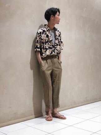 Black Floral Short Sleeve Shirt Outfits For Men: Go for something off-duty yet trendy in a black floral short sleeve shirt and khaki chinos. You can get a little creative on the shoe front and complement this look with a pair of tan leather sandals.
