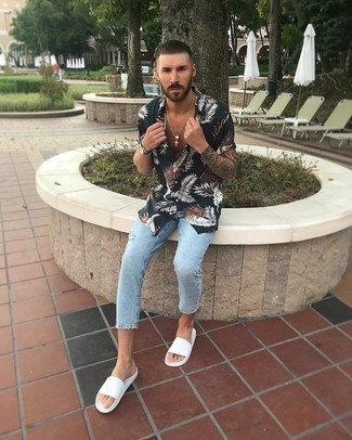 White Rubber Sandals Outfits For Men: A black print short sleeve shirt and light blue ripped jeans combined together are a perfect match. And if you want to effortlessly tone down your ensemble with one single piece, add white rubber sandals to the mix.