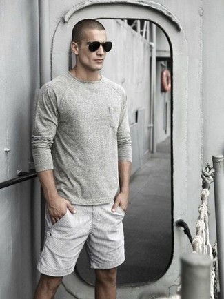 Grey Vertical Striped Shorts Outfits For Men: 
