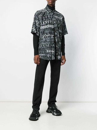 Black Print Short Sleeve Shirt Outfits For Men: This laid-back pairing of a black print short sleeve shirt and black jeans is ideal when you want to feel confident in your ensemble. Feeling transgressive today? Shake up your look by wearing a pair of black athletic shoes.