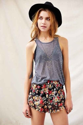 Black Floral Shorts Outfits For Women: 