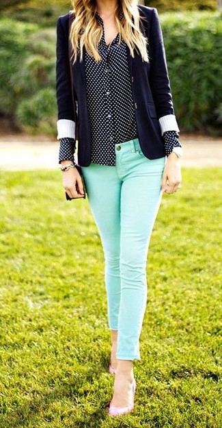 Hot Pink Leather Pumps Outfits: This pairing of a navy blazer and mint skinny jeans is beyond stylish and provides a casually cool look. To give this outfit a classier feel, why not complete this ensemble with hot pink leather pumps?