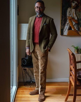Beige Corduroy Dress Pants Outfits For Men: An olive wool blazer and beige corduroy dress pants are robust sartorial weapons in any guy's sartorial collection. Let your styling sensibilities really shine by finishing your look with brown suede desert boots.