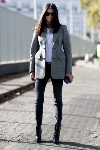 Un Blazer De Vestir Con Unos Botines Negros En Clima Cálido