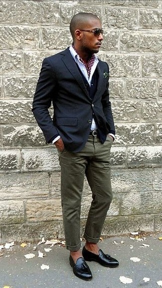 Red Scarf Outfits For Men: This combination of a navy blazer and a red scarf is undeniable proof that a simple casual ensemble can still look really interesting. Feeling brave today? Spice things up by finishing with black leather tassel loafers.