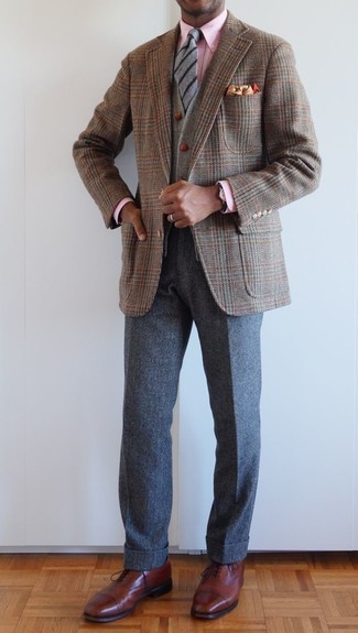 Grey Wool Chinos Outfits: A brown houndstooth blazer and grey wool chinos are among the fundamental items in any man's great wardrobe. And if you want to easily amp up this ensemble with footwear, complement your look with brown leather oxford shoes.