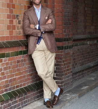 Light Blue Socks Outfits For Men: This casual combination of a brown blazer and light blue socks is super easy to throw together in seconds time, helping you look amazing and prepared for anything without spending a ton of time digging through your closet. Go off the beaten path and change up your getup by rounding off with dark brown leather loafers.
