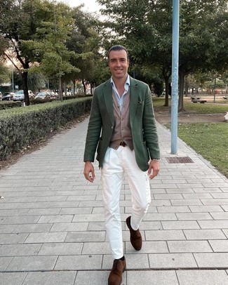White Cargo Pants Outfits: For a casually dapper look, team a dark green blazer with white cargo pants — these pieces play really well together. Brown suede brogues are guaranteed to bring an added dose of class to your outfit.