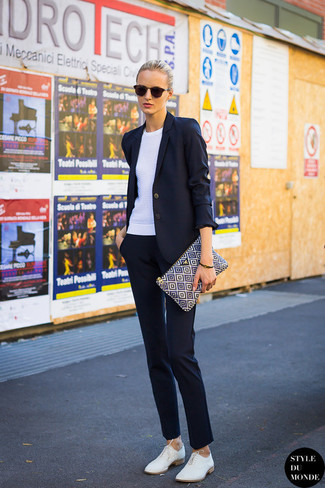 Navy Dress Pants Outfits For Women: For an ensemble that's pared-down but can be styled in a great deal of different ways, rock a navy blazer with navy dress pants. All you need is a pair of white leather oxford shoes to round off this look.