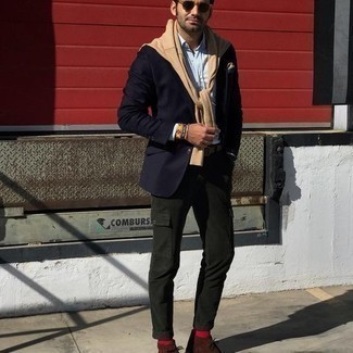 Beige Pocket Square Outfits: Teaming a navy blazer with a beige pocket square is a good option for a casually dapper outfit. A pair of brown suede desert boots immediately smartens up any ensemble.