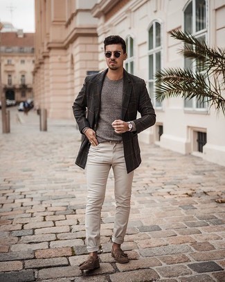 Khaki Jeans Outfits For Men: Pair a dark brown check blazer with khaki jeans to create a casually dapper ensemble. Brown fringe suede loafers will take your outfit a more elegant path.