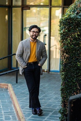 Mustard Crew-neck Sweater Outfits For Men: Display your skills in men's fashion in this off-duty combination of a mustard crew-neck sweater and black jeans. Black leather loafers will give an elegant twist to an otherwise too-common outfit.