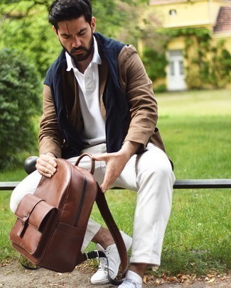 Tan Blazer Outfits For Men: A tan blazer and white chinos work together harmoniously. White leather low top sneakers are the simplest way to infuse a dash of stylish effortlessness into your getup.