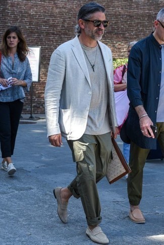 Olive Cargo Pants Outfits: This relaxed combination of a grey linen blazer and olive cargo pants is a solid bet when you need to look good but have zero time. Finishing with grey suede loafers is a fail-safe way to bring a little depth to this ensemble.