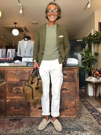 White Cargo Pants Outfits: You're looking at the indisputable proof that an olive wool blazer and white cargo pants are amazing when worn together in a casual look. If you need to immediately elevate this ensemble with a pair of shoes, why not introduce a pair of beige suede loafers to the equation?