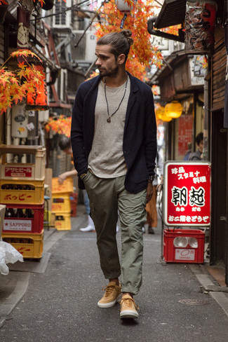 Tan Leather Low Top Sneakers Outfits For Men: On days when comfort is paramount, this combination of a navy knit blazer and olive cargo pants is a winner. And if you wish to easily play down this outfit with a pair of shoes, why not add a pair of tan leather low top sneakers to the mix?