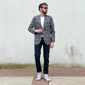 Blazer Casual Outfits For Men: A blazer and navy chinos? Be sure, this menswear style will turn every head in the proximity. Finishing off with a pair of white canvas high top sneakers is the most effective way to inject a dose of stylish nonchalance into your outfit.