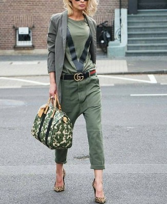 Dark Green Leather Tote Bag Outfits: If you're on the lookout for an off-duty and at the same time totaly chic look, dress in a grey cotton blazer and a dark green leather tote bag. Here's how to give this outfit a sense of refinement: tan leopard suede pumps.