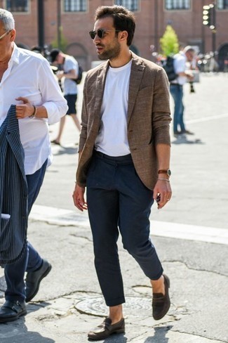 Dark Brown Linen Blazer Outfits For Men: The casually smart style translates here to a dark brown linen blazer and navy chinos. Let your outfit coordination prowess truly shine by finishing your look with dark brown leather loafers.