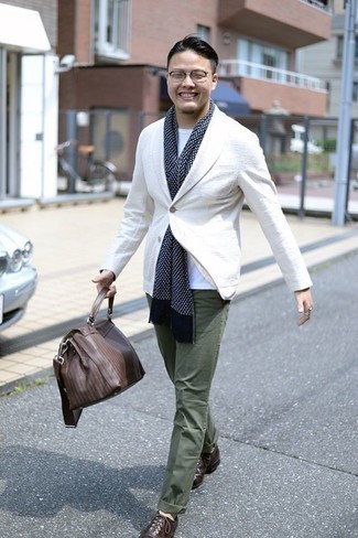 White Blazer Outfits For Men: When it comes to rugged sophistication, this pairing of a white blazer and olive chinos never disappoints. If you wish to effortlessly bump up your ensemble with a pair of shoes, why not introduce a pair of dark brown leather oxford shoes to this getup?