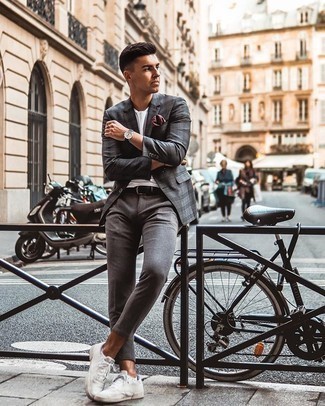 Burgundy Pocket Square Outfits: Consider teaming a grey plaid blazer with a burgundy pocket square if you're on the hunt for an outfit idea that is all about off-duty style. Introduce white canvas low top sneakers to the mix for extra style points.