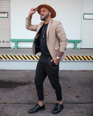 No Show Socks Outfits For Men: A beige blazer and no show socks make for the ultimate casual style for any gentleman. Black leather derby shoes are guaranteed to give an added touch of polish to your ensemble.