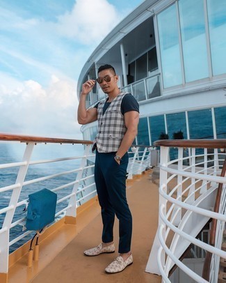 Navy Crew-neck T-shirt Outfits For Men: Step up your casual style in a navy crew-neck t-shirt and navy chinos. Beige leather loafers will bring a touch of sophistication to an otherwise utilitarian ensemble.