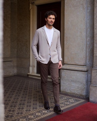 Beige Knit Blazer Outfits For Men: For a casually sleek ensemble, wear a beige knit blazer with brown chinos — these items work well together. A pair of dark brown leather oxford shoes immediately ups the wow factor of any look.
