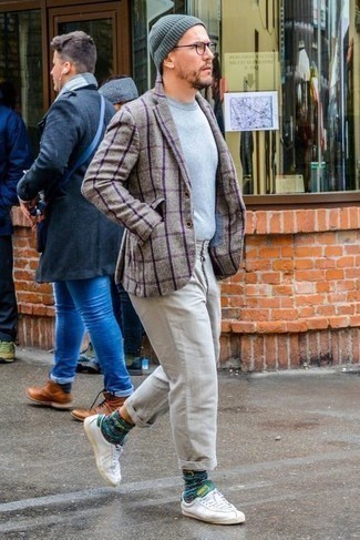 Dark Green Print Socks Outfits For Men: To don a casual ensemble with an urban spin, reach for a brown check blazer and dark green print socks. For something more on the dressier end to round off this outfit, complement this look with white and green canvas low top sneakers.