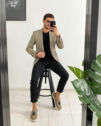 Beige Houndstooth Blazer Outfits For Men: If the occasion calls for an elegant yet knockout look, dress in a beige houndstooth blazer and black chinos. Add a pair of tan suede tassel loafers to this outfit to easily bump up the fashion factor of any look.