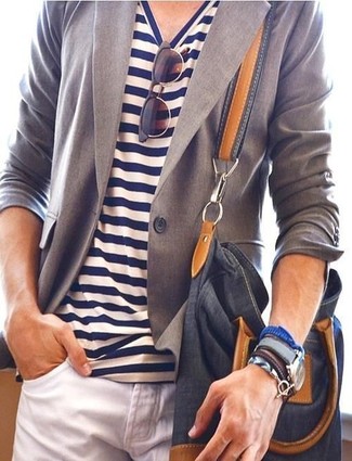 Grey Canvas Messenger Bag Outfits: This edgy pairing of a grey blazer and a grey canvas messenger bag is super easy to pull together in no time flat, helping you look sharp and ready for anything without spending too much time searching through your closet.